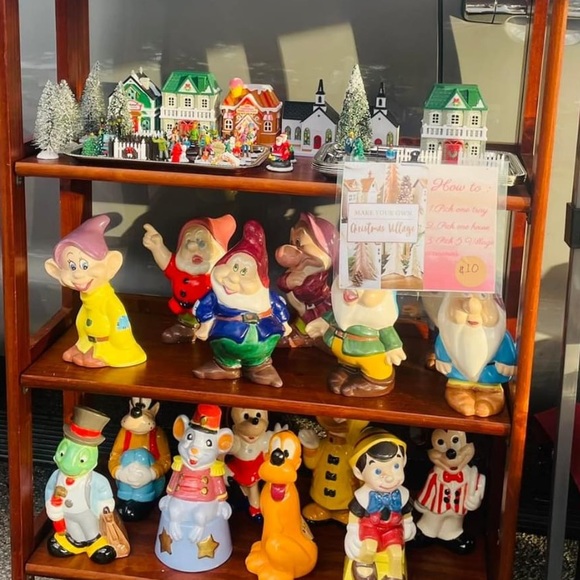 5 pound Christmas mystery box !! Mostly decorations figurines , garlands ect. - Picture 4 of 10